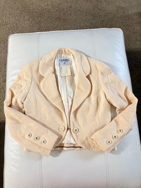 CHANEL Boutique Pale Cream Bouclé Cropped Blazer